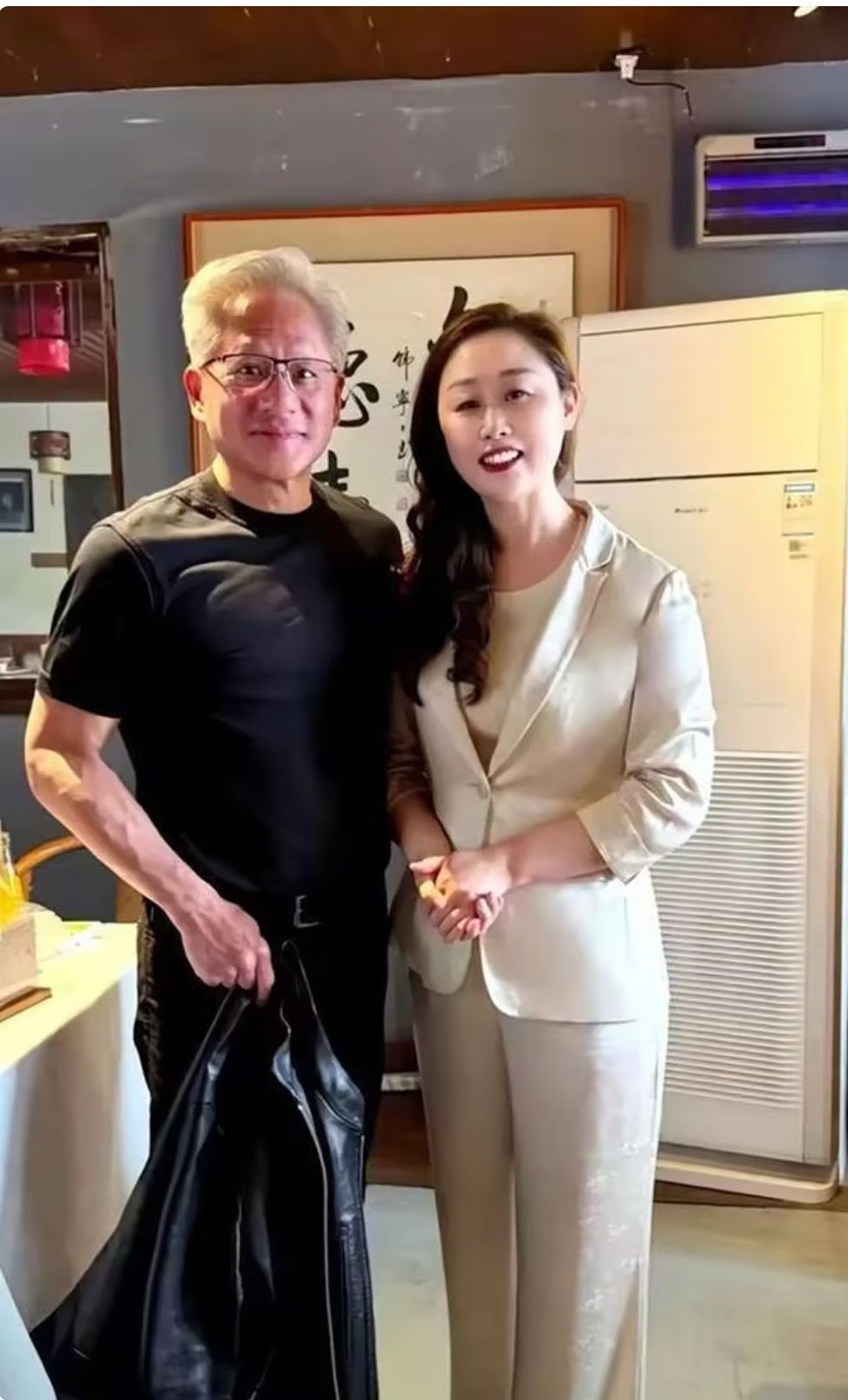 黄仁勋大热天穿皮夹克，原因令人惊讶，居然是只有一件西装 