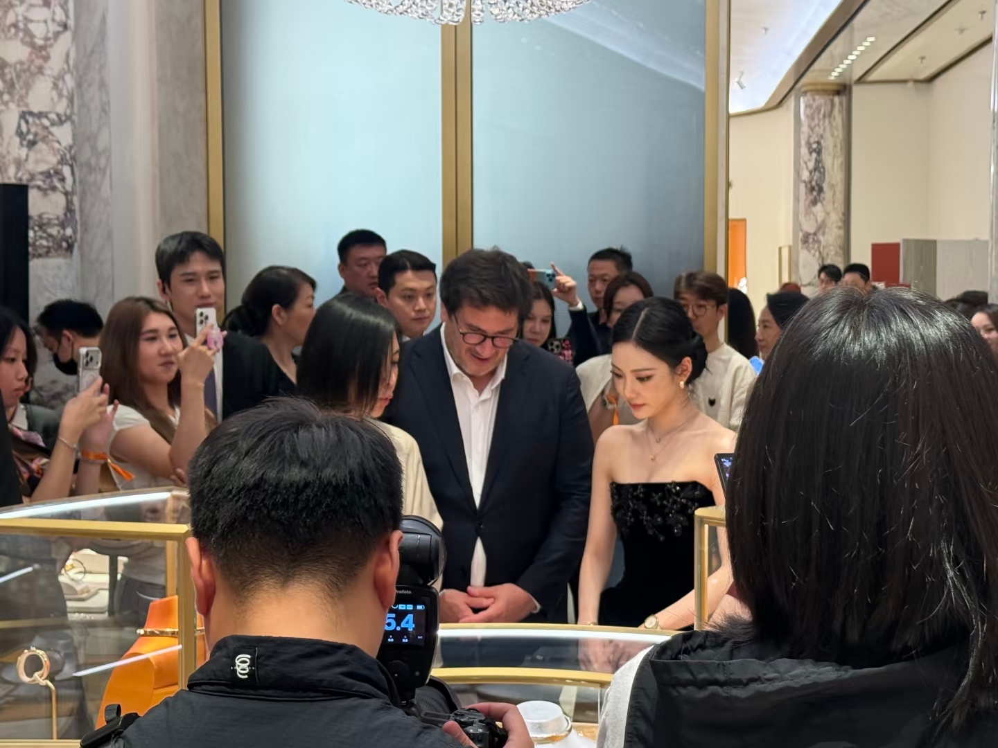 宁艺卓 我天呢，宝格丽活动现场的富婆姐姐说陪同宁宁探店的是宝格丽中区新任总裁和市