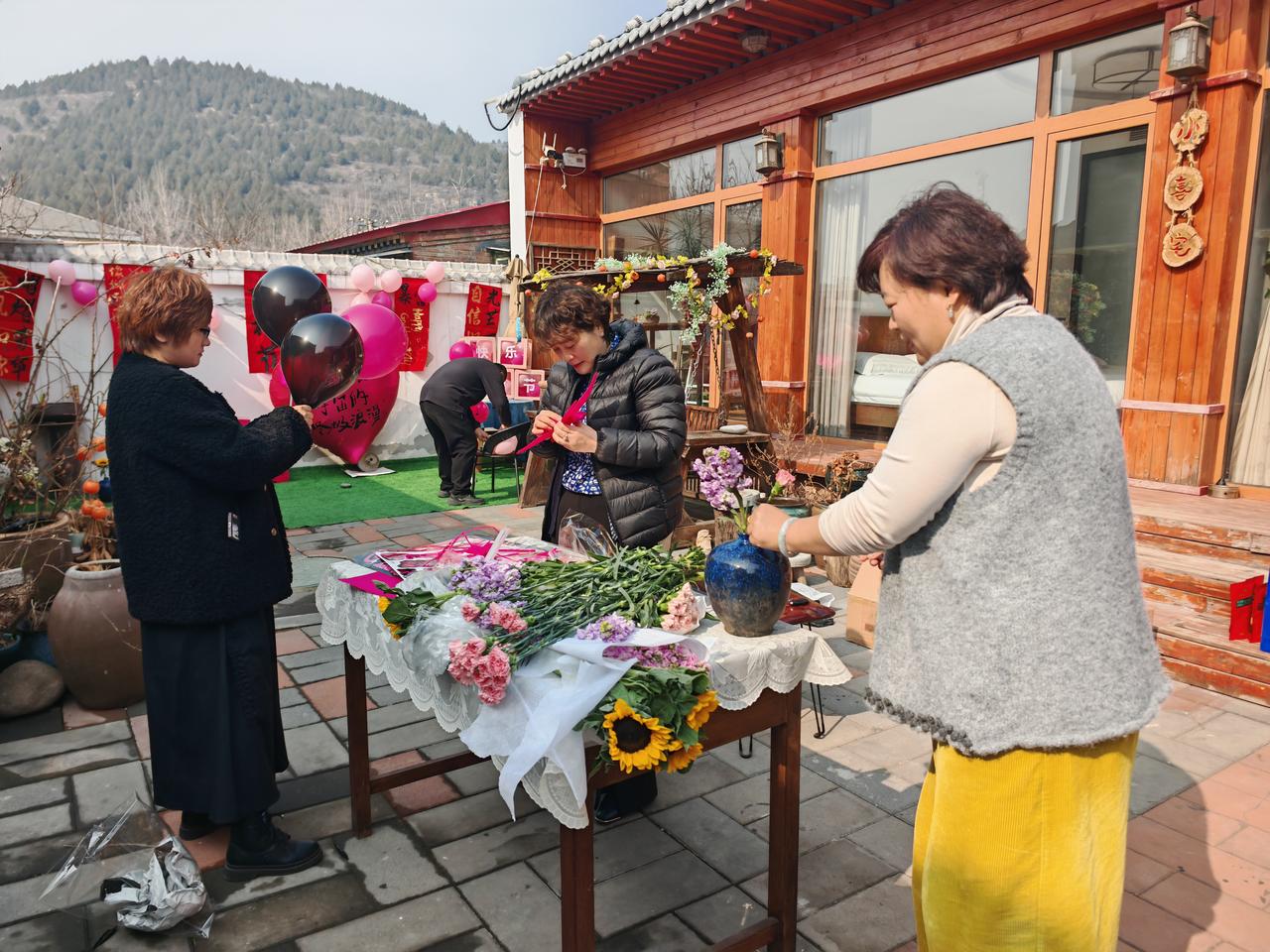 乡村原本并不看重三八节，然而随着乡村民宿的兴起，年轻人回归乡村，城市人走进乡村，
