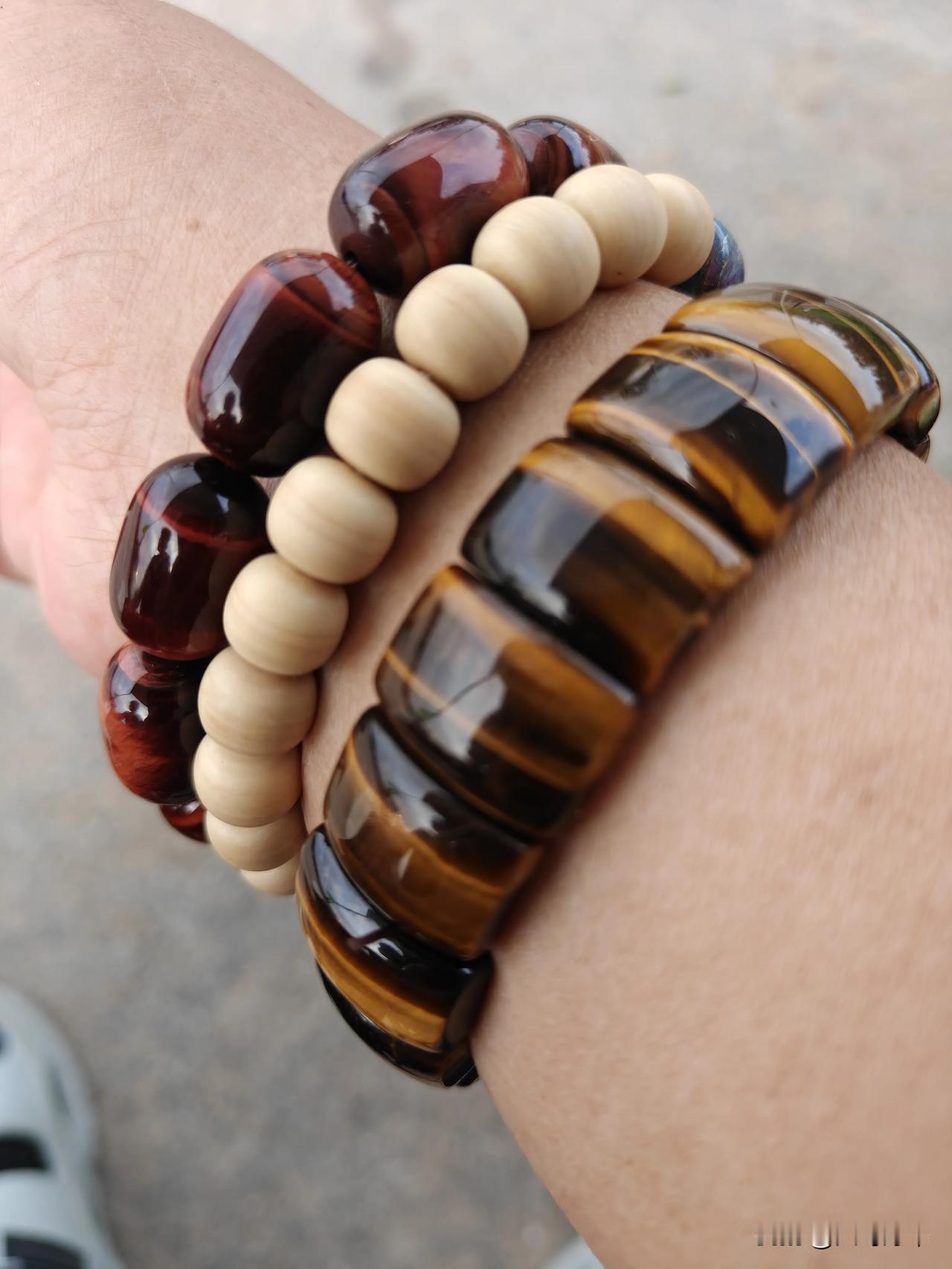 这三串搭配效果挺好看，红虎眼热烈如焰，黄虎眼沉稳如金，搭配猛犸象牙的温润奶白，天