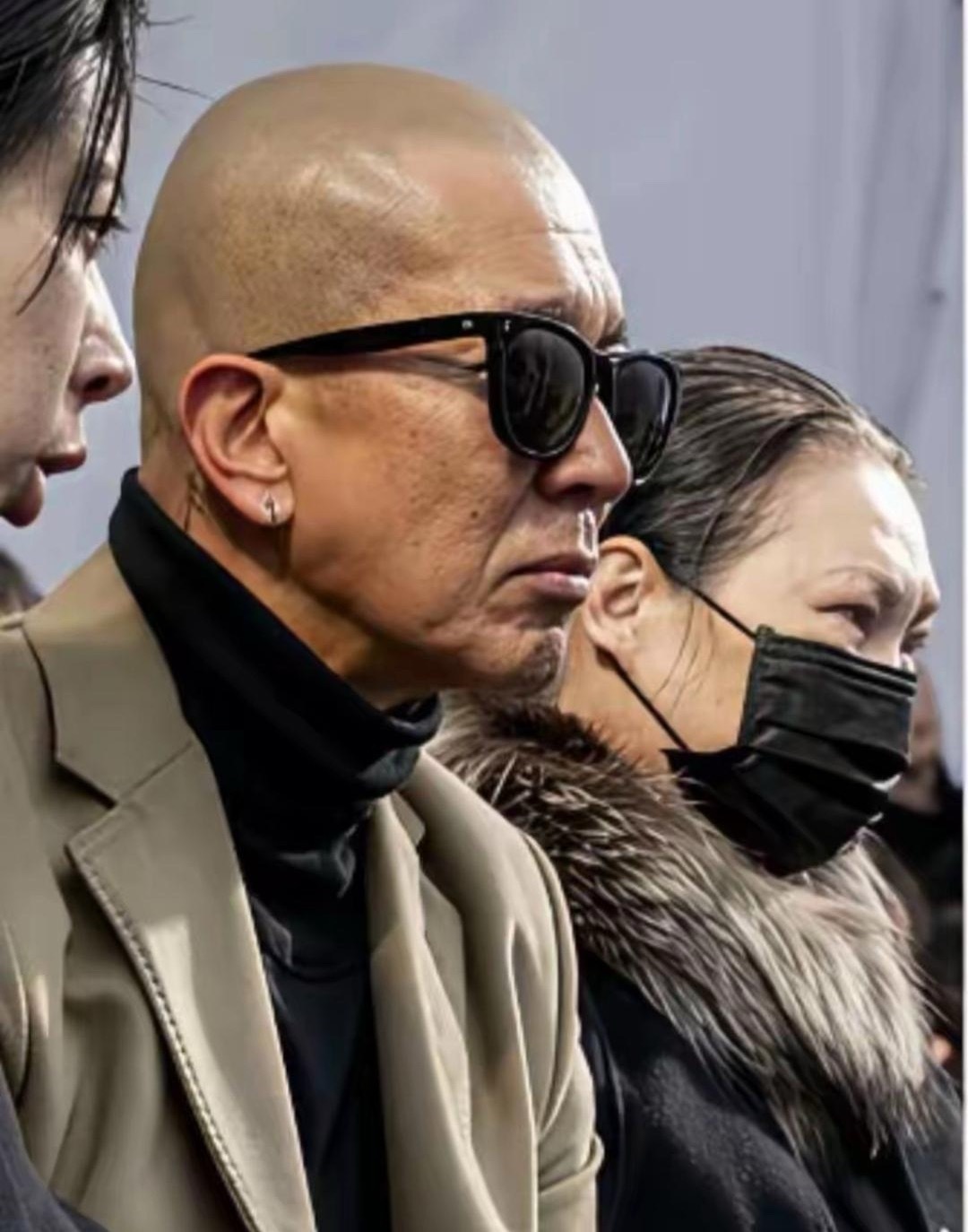 具俊晔面如死灰，又老又瘦又憔悴，50多岁看着比一旁70多岁的S妈还显老，大S的去