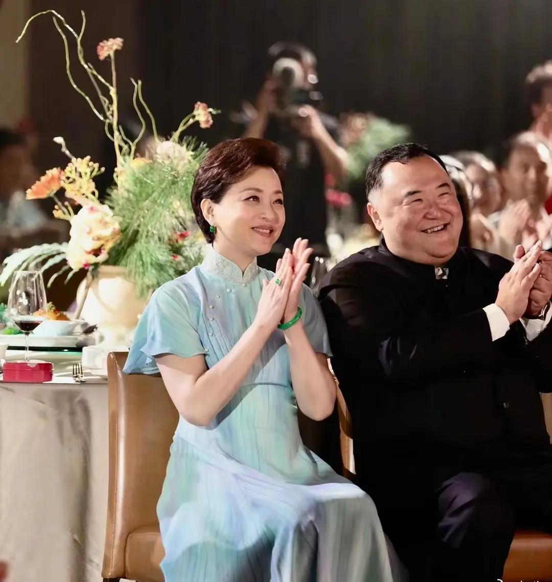 1994年，26岁的杨澜不顾父母反对，坚决要和丈夫张一兵离婚。不久后，她就嫁给了