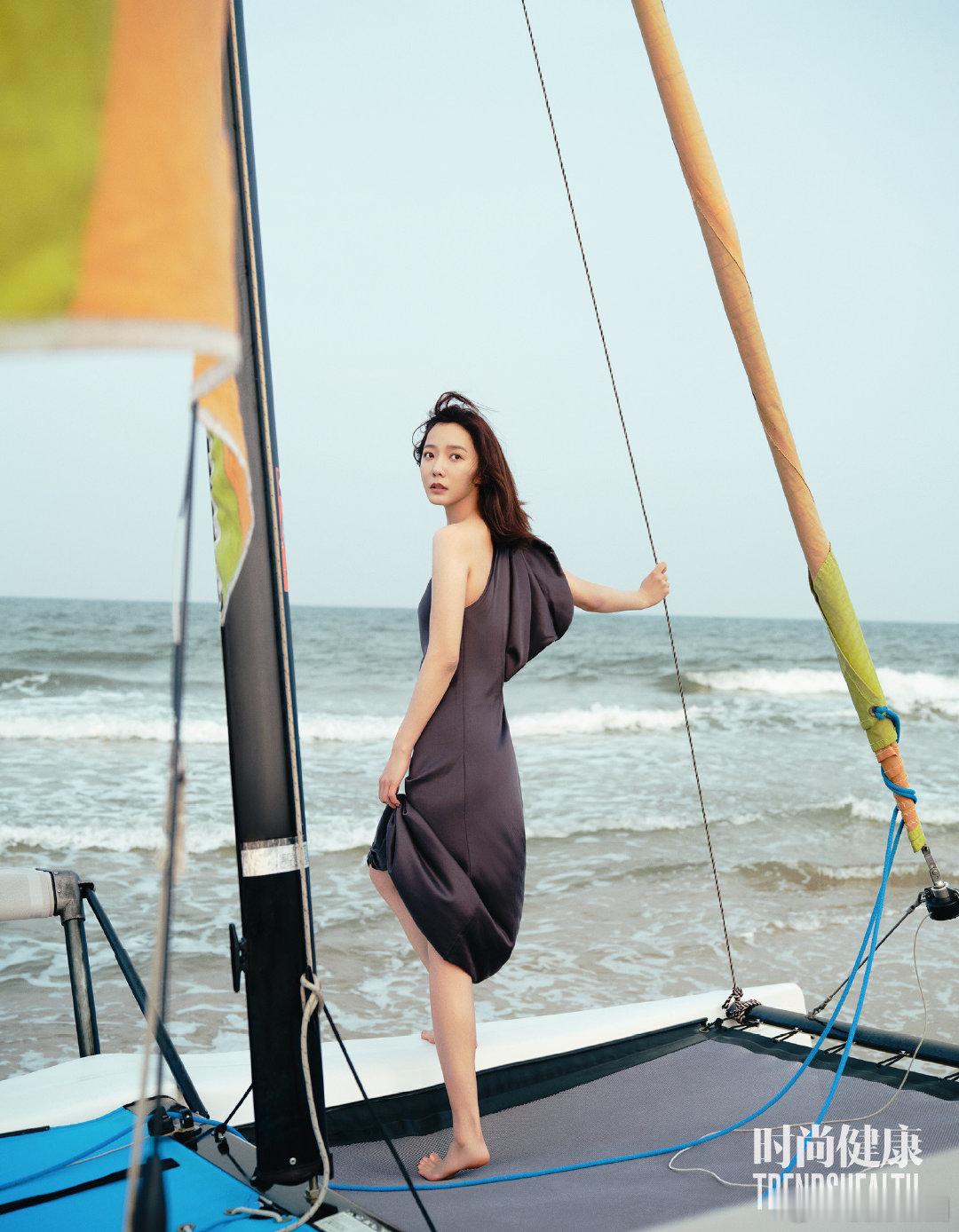 王珞丹时尚健康封面王珞丹夏日松弛感看完这组写真最大感受，不必追赶外界的浪潮，按着