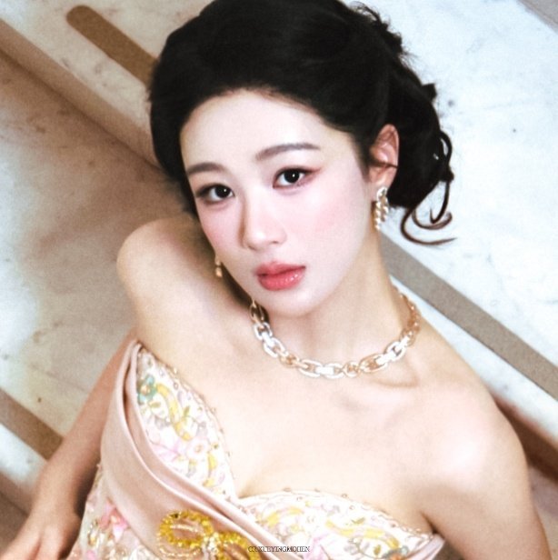 杨紫有种气血充足的美杨紫脸颊红扑扑的，眉眼亮堂堂，整个人精气神足足的，这种气血充