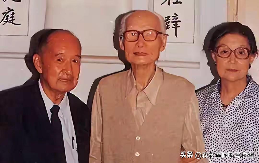 1949年1月14日，天津军用机场，战机发动机持续轰鸣，登机舷梯迟迟没有撤离，留