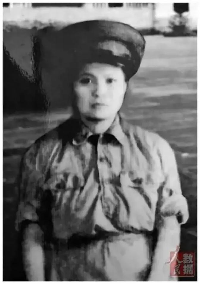 [太阳]1951 年，我军在海南逮捕一女海盗首领，竟是失散 11 年的琼崖纵队女