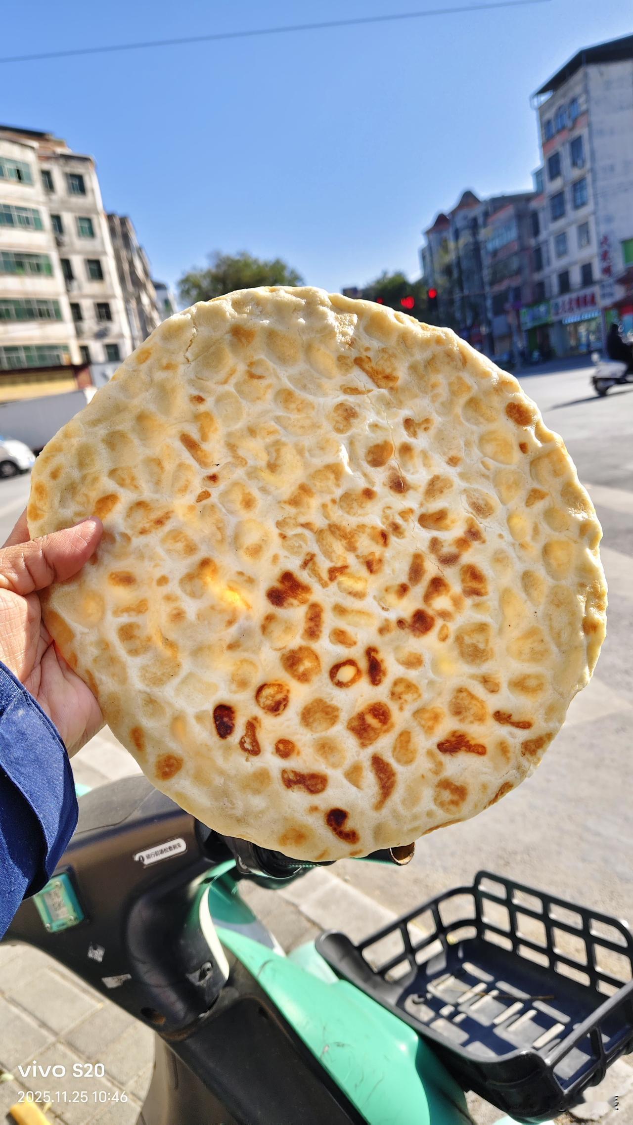 豫西特产饽饽馍，一口回到小时候。

今天在灵宝市康乐路解放市场碰到有这种饽饽馍卖