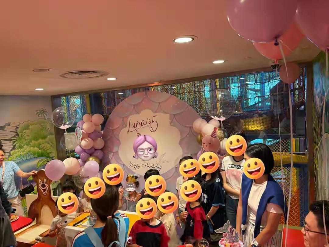 林峰张馨月为女儿庆祝5岁生日，全家福温馨有爱，luna太像爸爸了！！！ ​​​