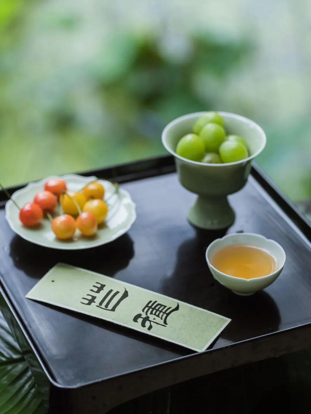 行香子 · 芒种

榴火芬芳，麦浪金黄。
趁新霖、遍野栽秧。
蝉啼昼永，荷漾风凉