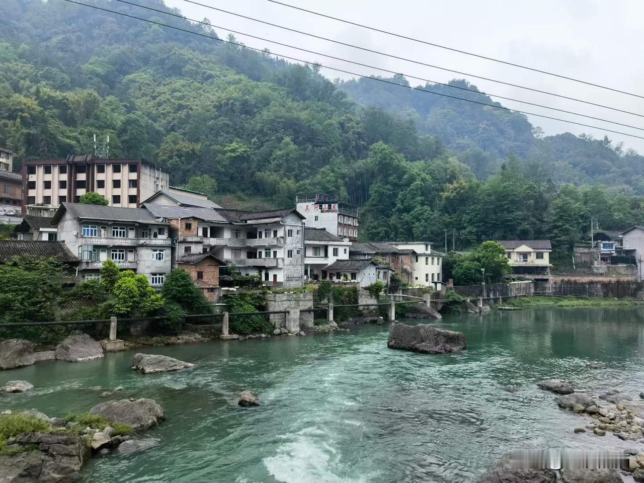 一不小心，走进了洪雅县高庙镇的吴河村。这里山清水秀，风景独好。
图文原创：王琦