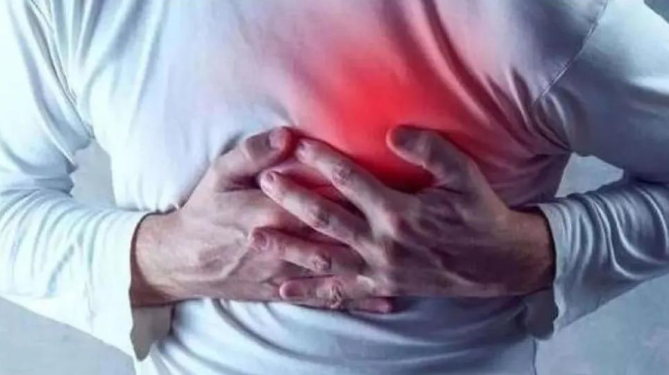 我爸，半夜心梗，没叫我妈。


凌晨三点，急诊室走廊亮得晃眼，我蹲在抢救室门口，