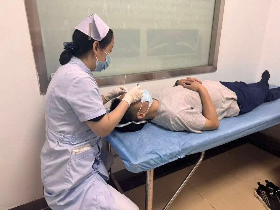 湖北武汉，一名球迷小伙，把世界杯当成过年天天熬夜观赛，关灯躺床刷直播，没成想，最