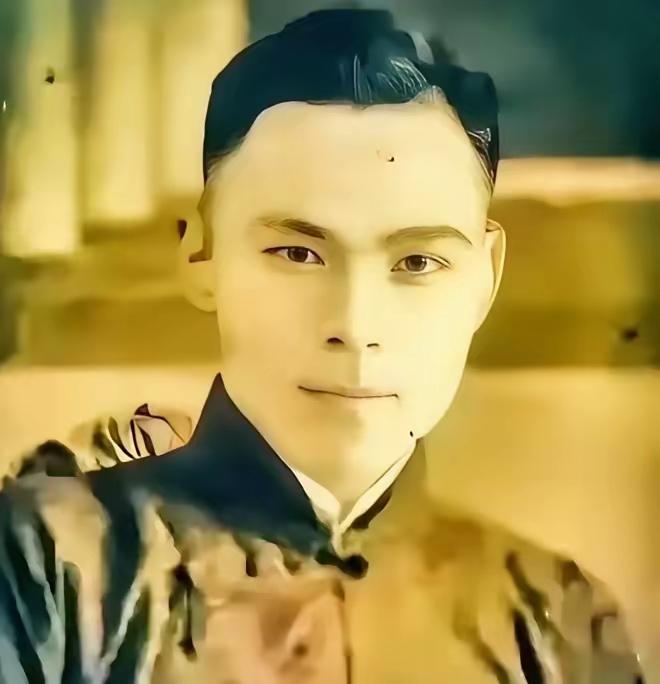 1939年上海擂台，魏庆春被武士刀捅穿胸膛。他没倒下，反而顶着刀锋往前走。台下七