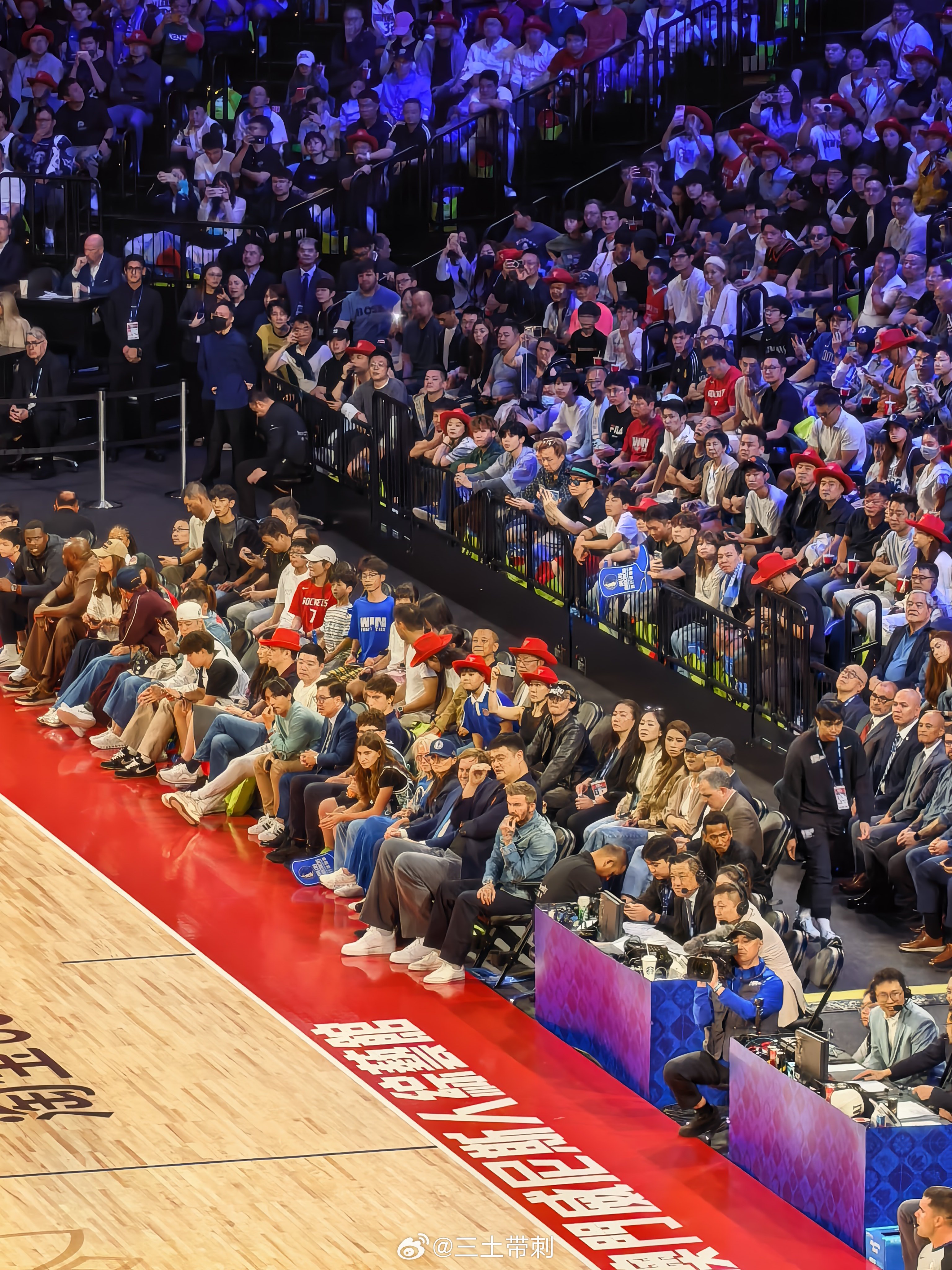 nba中国赛2026NBA[超话] 大姚和小贝[嘻嘻] ​​​