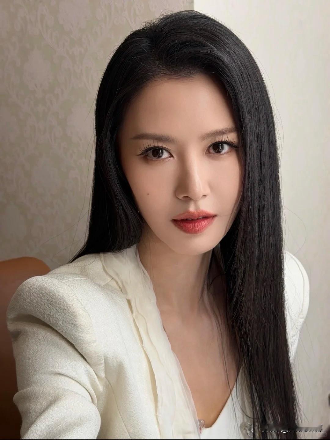 我一直想不通一件事，
谭维维明明能把华阴老腔唱上春晚，
能把秦腔+摇滚揉得全场起