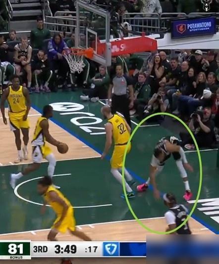 字母哥左膝反向弯折，想继续暴扣被队医死死拽住，整个密尔沃基都吓傻了。
你敢信？