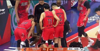 突发！郭艾伦膝盖受伤后倒地痛哭，场边的郭士强指导表情严肃。

广州对阵山东的比赛