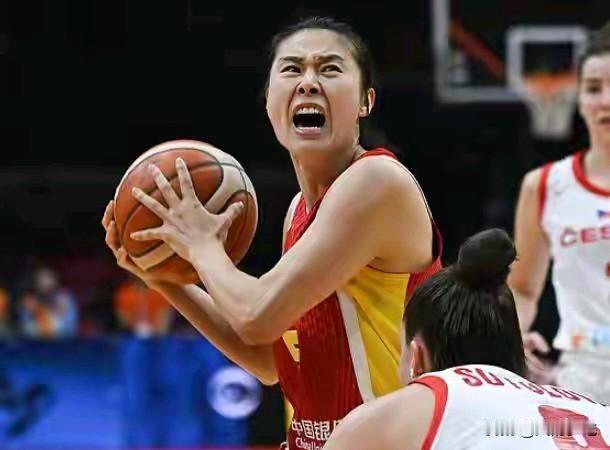 女篮世界杯资格赛，中国女篮84：74战胜捷克女篮，提前获得晋级世界杯资格。本场比