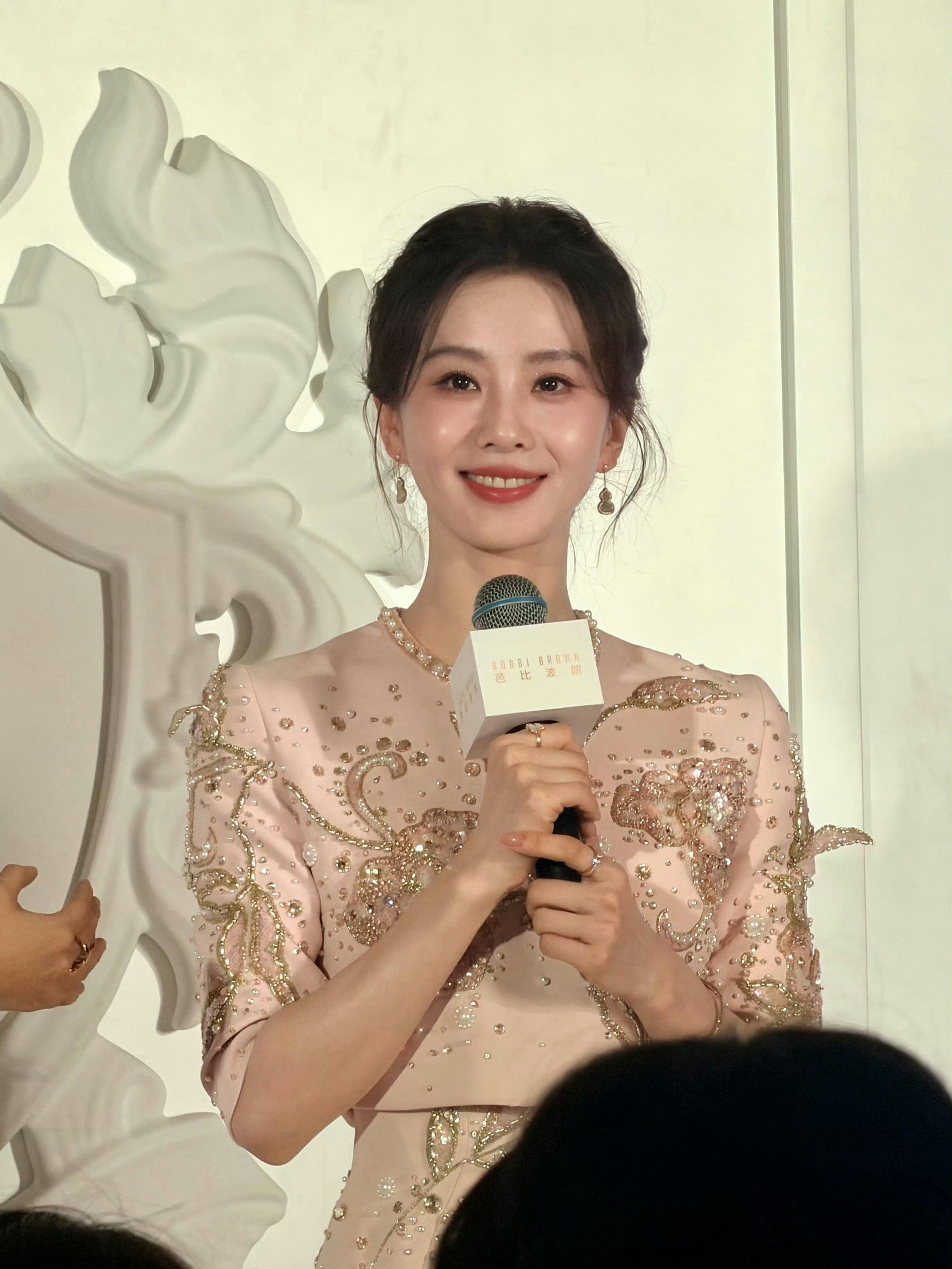 刘诗诗怼脸生图，网友夸了刘诗诗精气神，皮肤，状态，牙齿，眼神，气质等，网友看的真