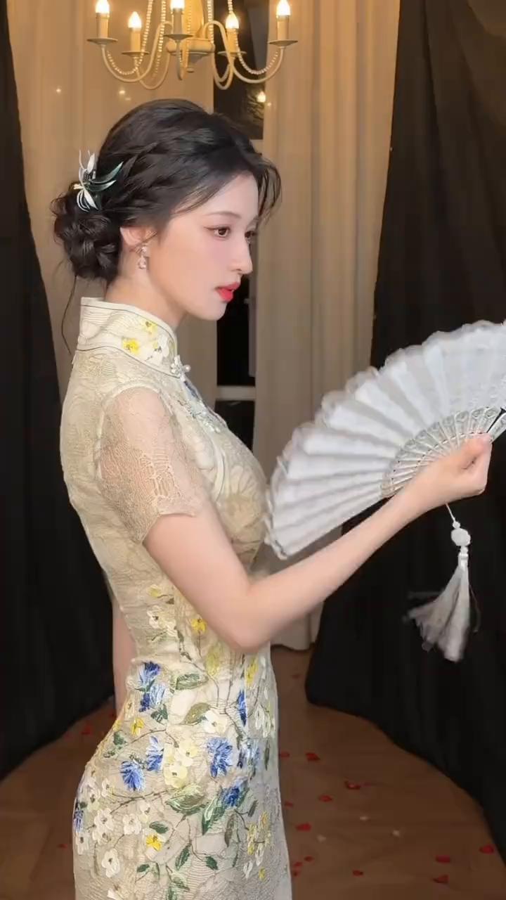 原来王楚然一直都穿错旗袍了。很多人误以为旗袍越修身越凸显曲线，但其实旗袍版型过紧