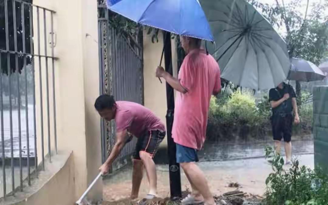 广东揭阳6月14日下午突然下起大暴雨，天空一下子黑了，雨砸的路面全是水，街上水流