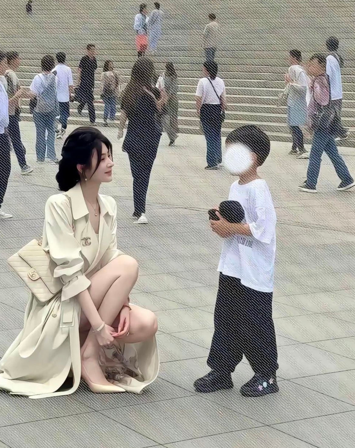 这颜值，在普通人里属于天花板级别了吧！ 
