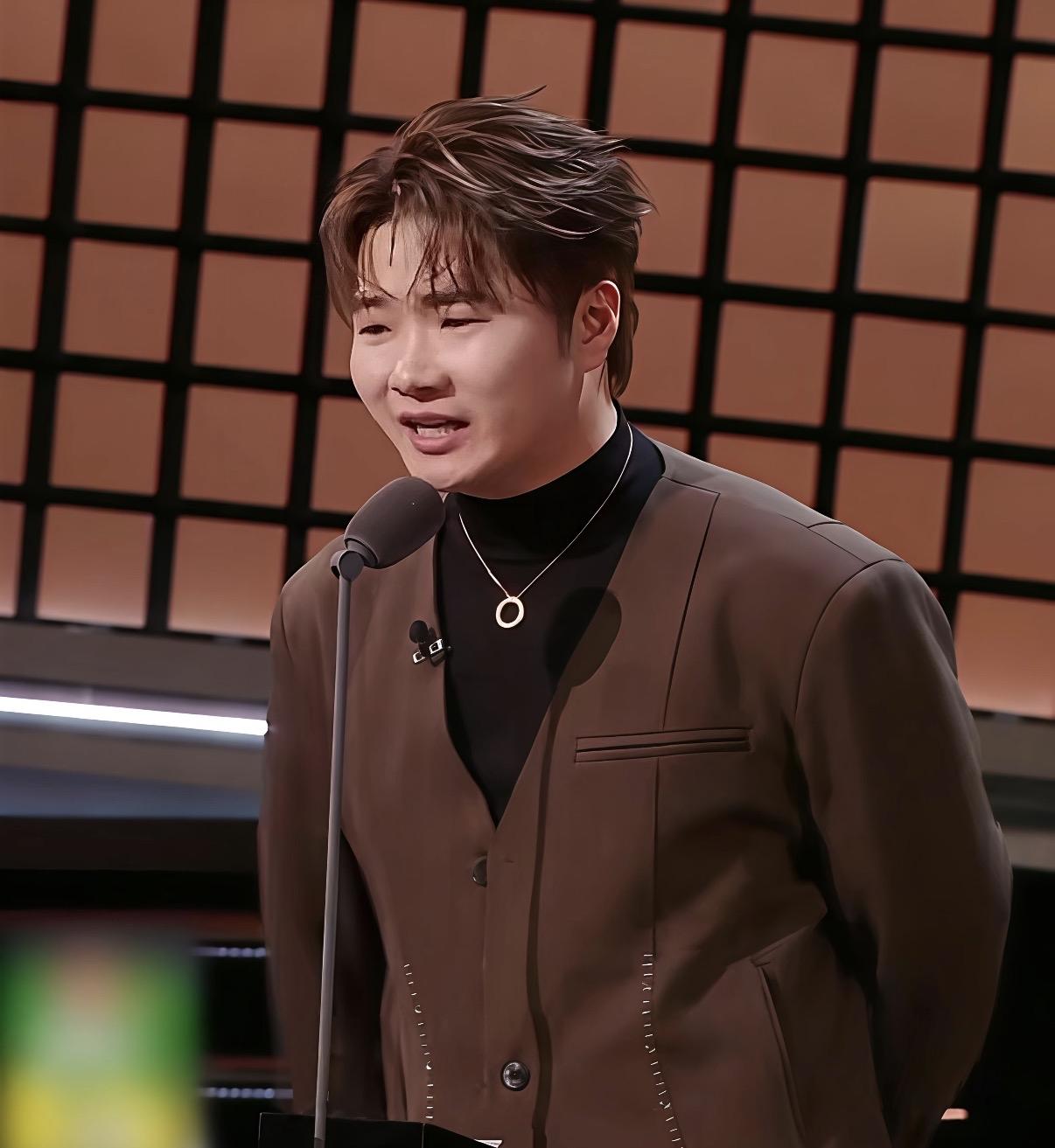 白小白是个被唱歌耽误脱口秀的歌手吧？

他拿到talking后的获奖感言

真的