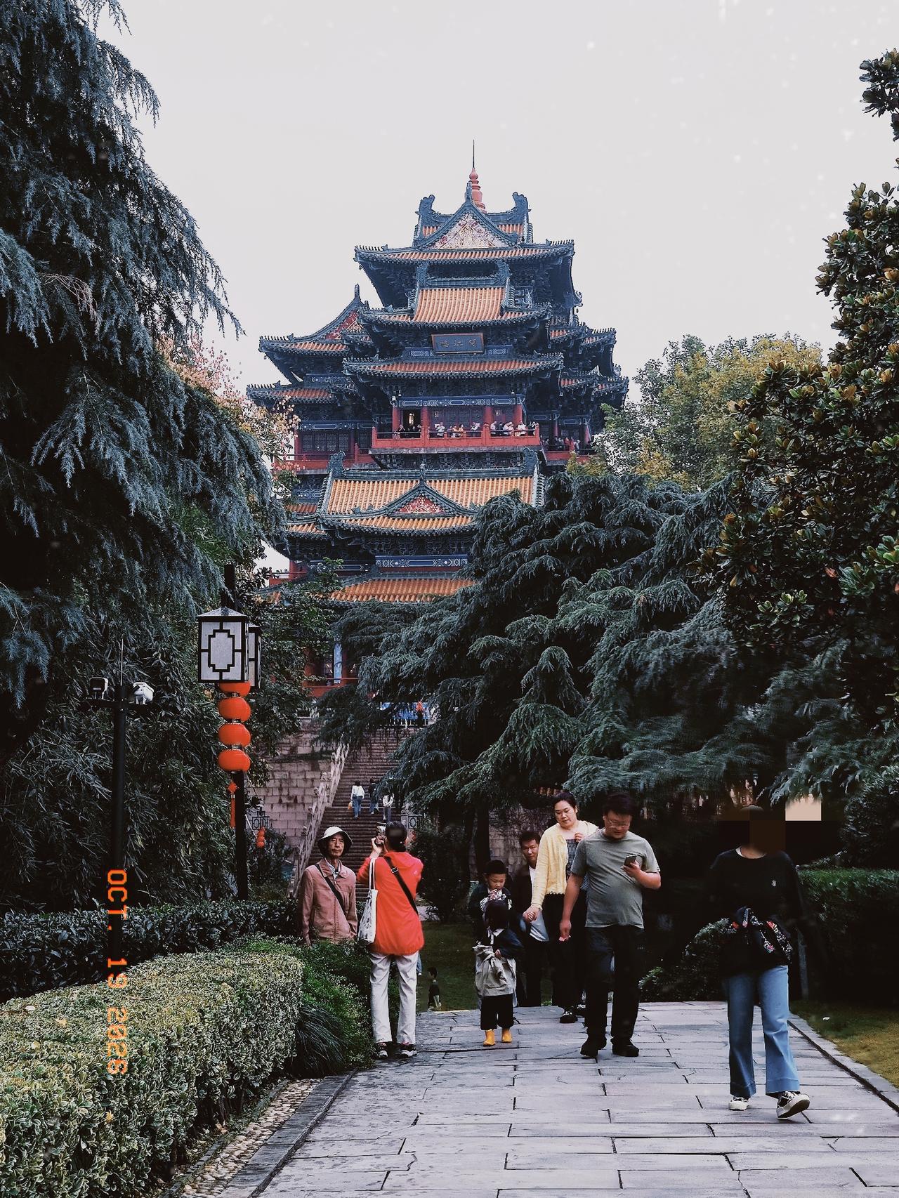 重阳节上午下大雨，感觉登高的想法要落空了，没想到吃过饭雨停了，那就赶紧出发吧。