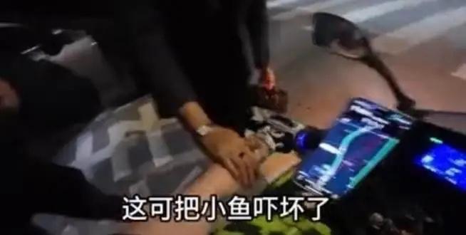 陕西西安，深夜街头发生的一幕，看得无数网友又气又心疼。一名23岁的女孩独自骑摩托