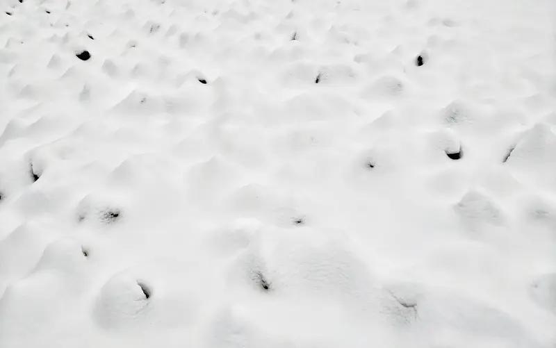 零下34度的冷，简直能颠覆认知。之前看到个视频，一条湿毛巾拧干放雪地，十几秒就冻