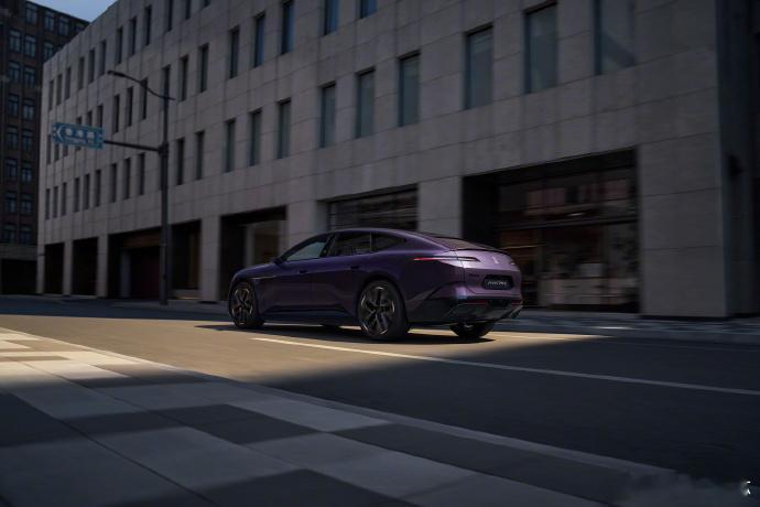 新阿维塔12重新定义时代好车 如今汽车设计越来越同质化，套娃成了常态，能坚持做原