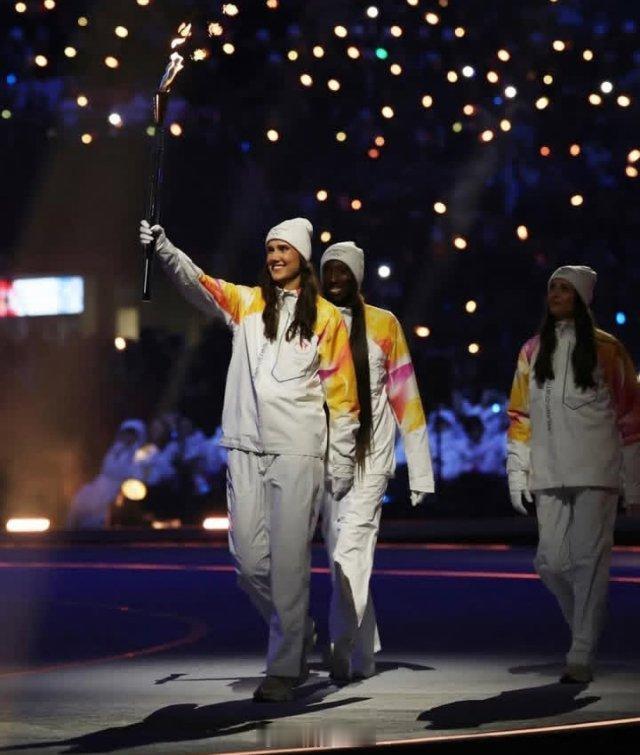 冬奥会开幕式 意大利冠军传递奥运圣火：排球明星安娜·丹内西、保拉·埃戈努、卡尔洛