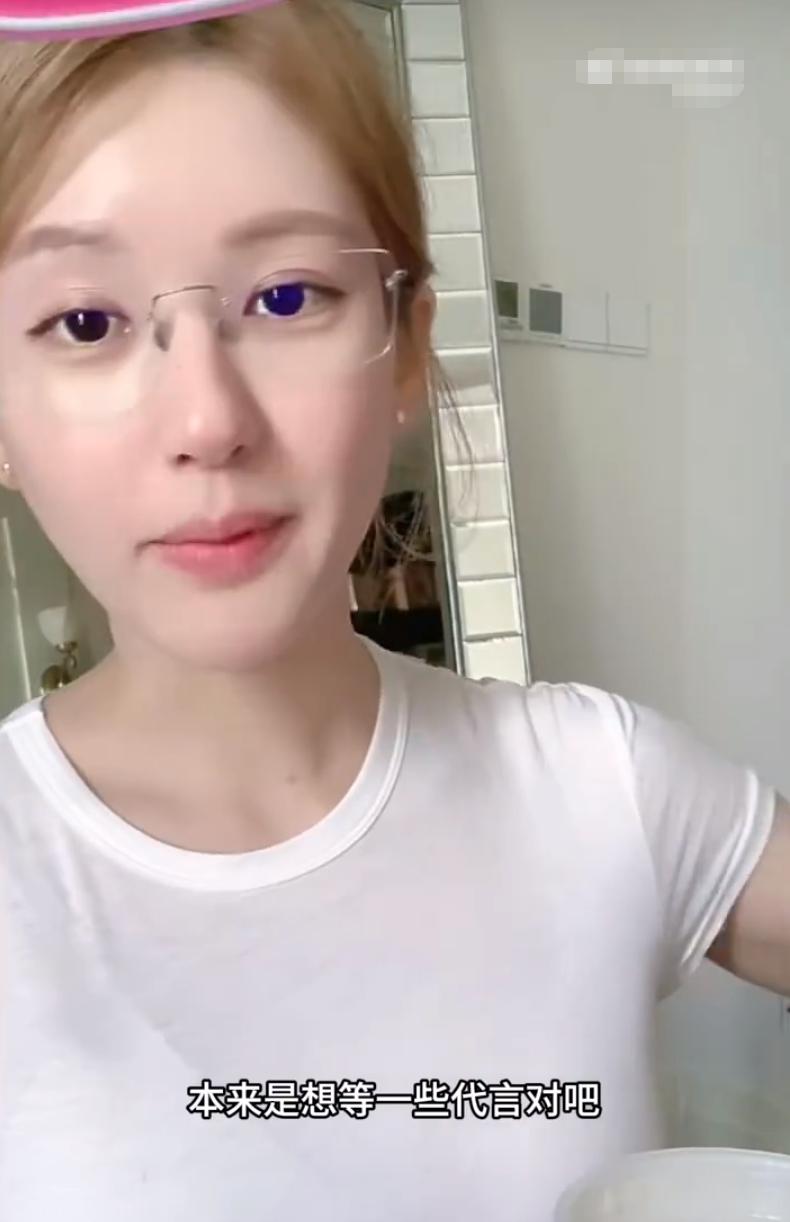 虞书欣和赵露思家粉丝又撕起来了
昨天赵露思直播说某个艺人高速倒车，搜出来的就是虞