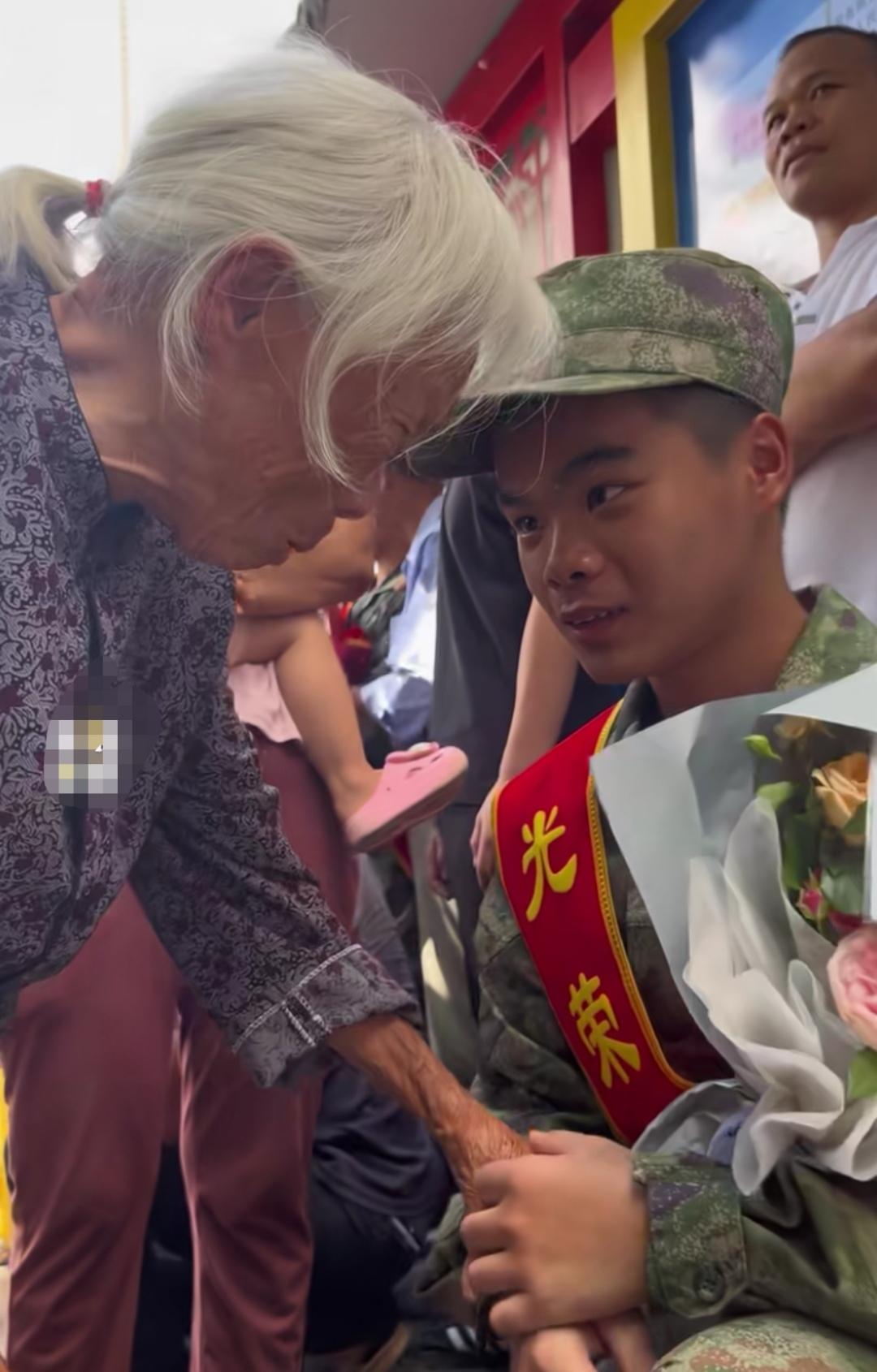九旬奶奶这句“等你回来就见不到我了”太扎心😭

广西，一位九旬老奶奶送孙子参军