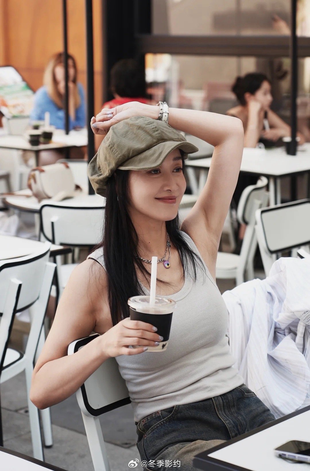 赵子琪大大方方的  赵子琪万千惠1V1，那个人一直在哭，赵子琪都没机会说话 