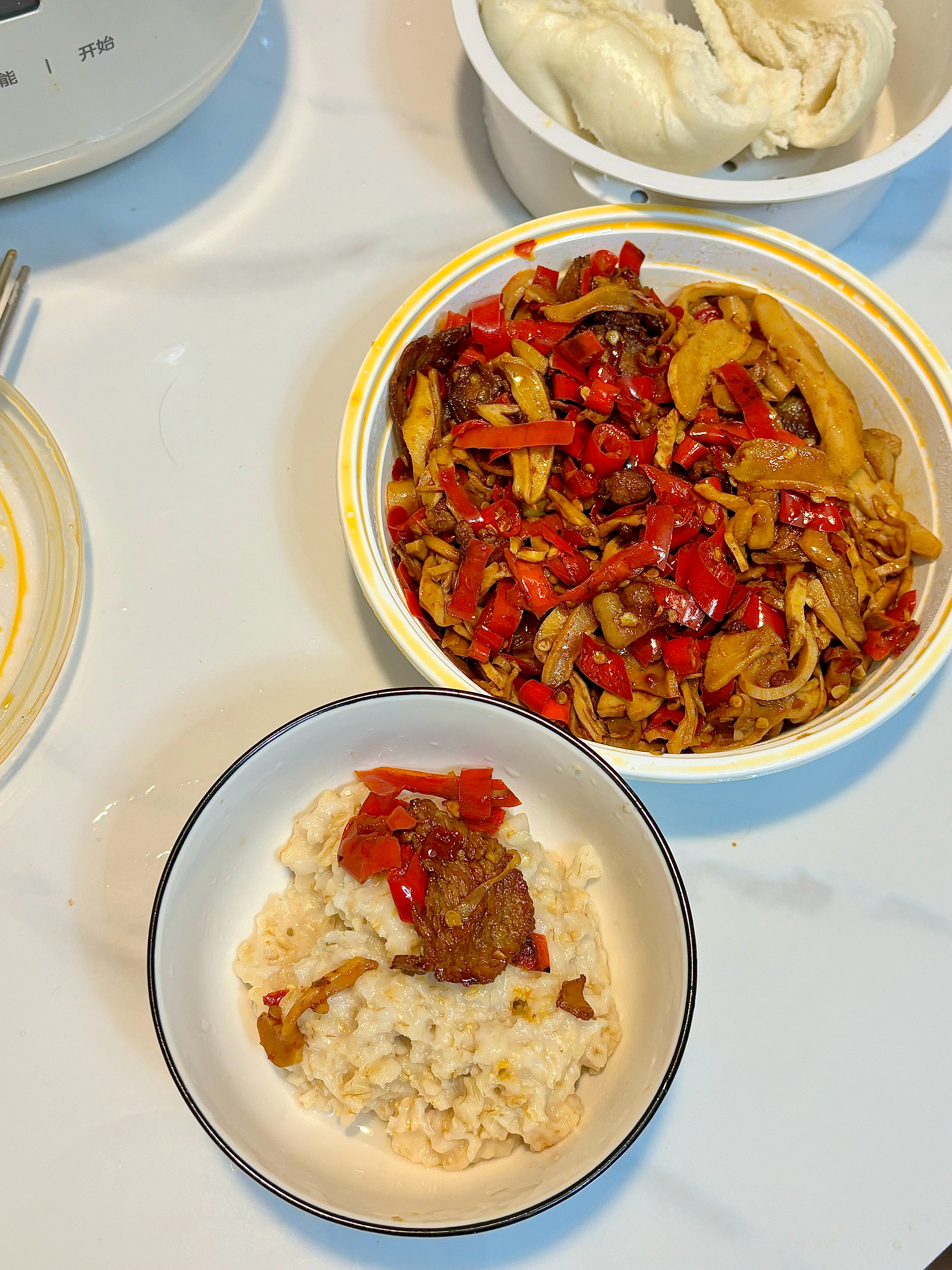 都是风景，幸会[干饭人]最近爱上吃燕麦粥🥣配朝天椒的笋干炒肉｜口水鸡、黑椒牛仔