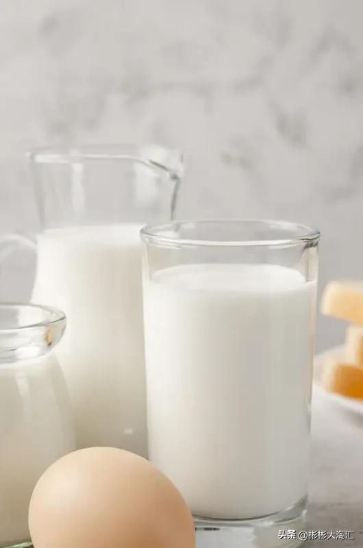 变质很快的食物能不能吃，这得分情况。像牛奶，变质后会发酸、结块，里面的细菌大量繁