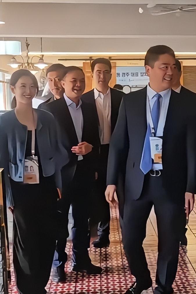 刘强东再次和妻子章泽天同框出镜！章泽天新造型超少女！
11月2日，有网友在韩国再