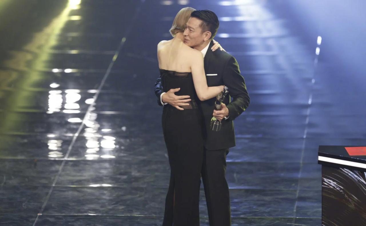  刘德华在颁发“影后”之前，对入围的五位女演员表达了个人的看法。
也不能说是按照