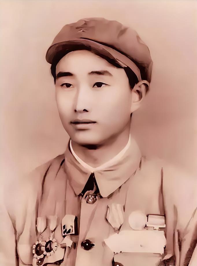 1943年，日本空袭时，18岁战士宋岭春正躲在草丛里，他看到飞行员探出头来，当敌