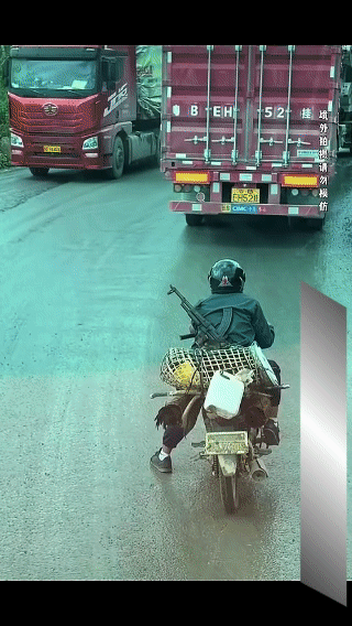 国外小哥素质确实高，背这么多东西都还老老实实排队等车，没乱插队[赞]