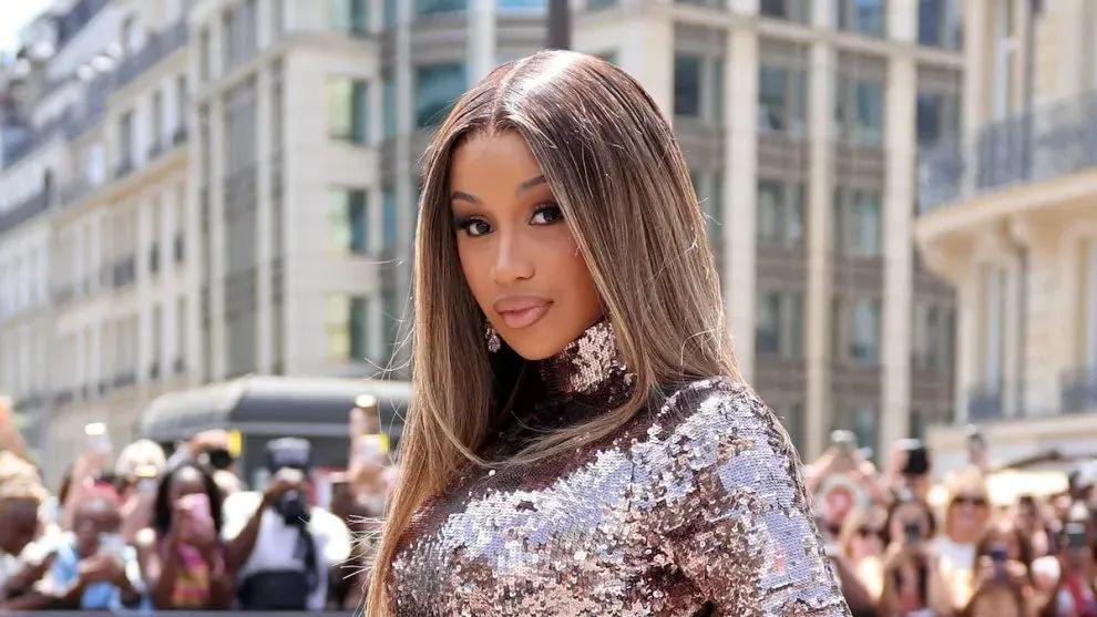 Cardi B新专辑《AM I THE DRAMA?》计划于9月19日发行，但最