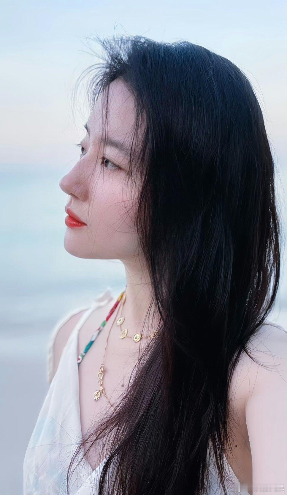 #刘亦菲度假十八宫格#哇塞！我菲姐无论走到哪里，都是一道靓丽的风景线，这度假之余