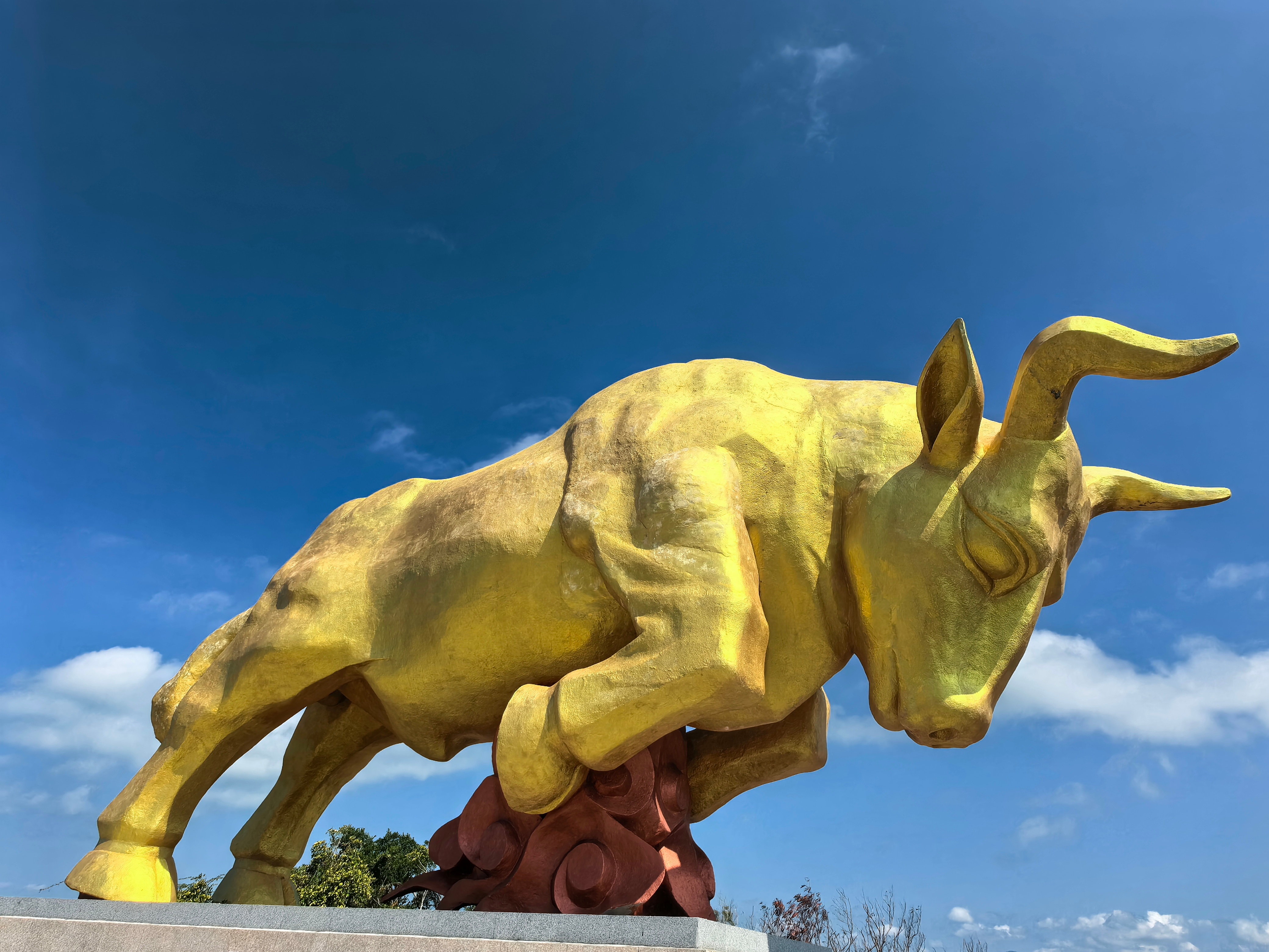 今天元宵节 元宵佳节，在三亚给大家拜年了！没出正月都是年，正月十五更是年。祝大家
