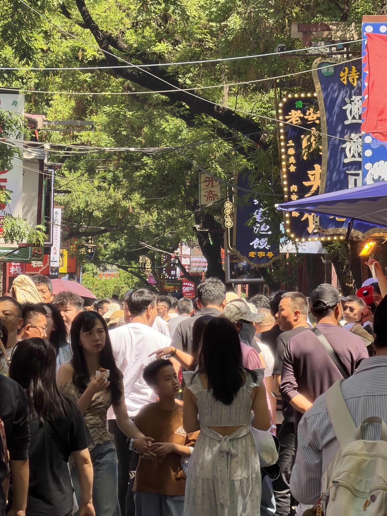 今天上午，我去逛西安回民街。
我从洒金桥进去，一路走到，庙后街、西羊市和北院门，
