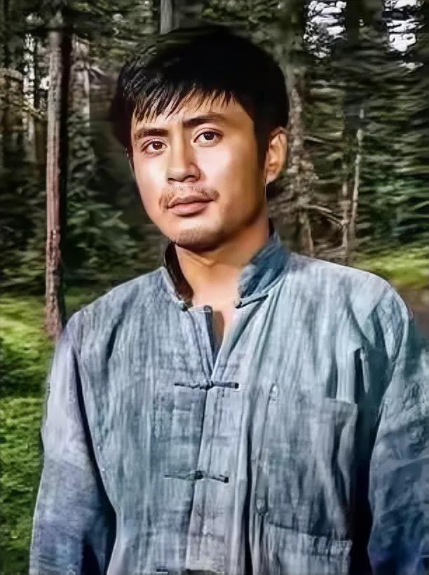 梁同裕，真的太帅了！
我只看过他在电影《雷雨》中的表现，他饰演四风的亲哥哥鲁大海