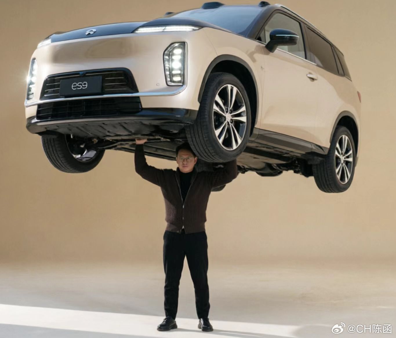 笑死，还得是AI！「羽毛哥硬挺蔚来ES9」但这轮子不太对，谁给它再精修精修蔚来蔚