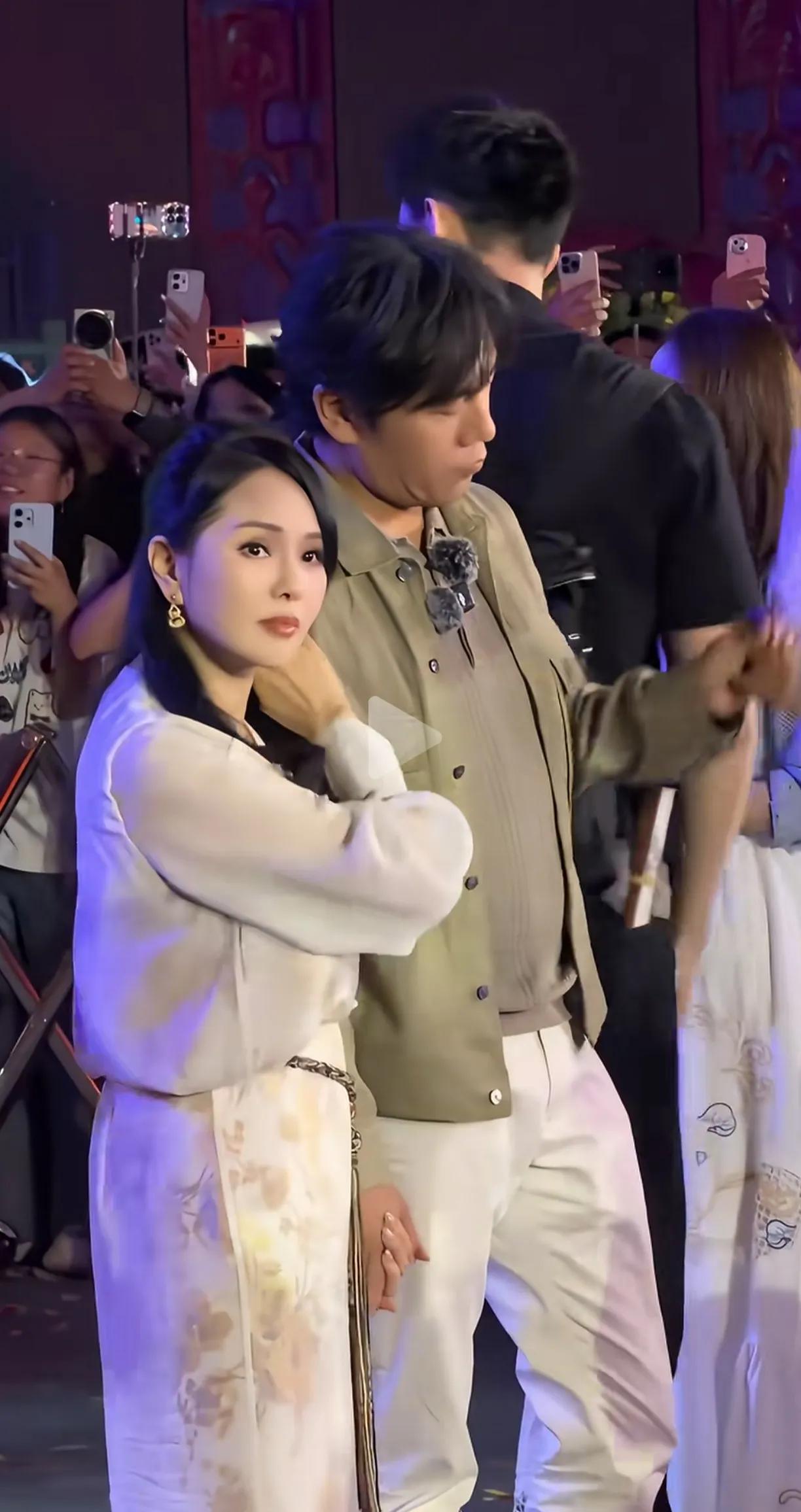 一年花几位数保养的女人，花得很值，保养的也太好了，跟比她小10岁的老公站一起，她