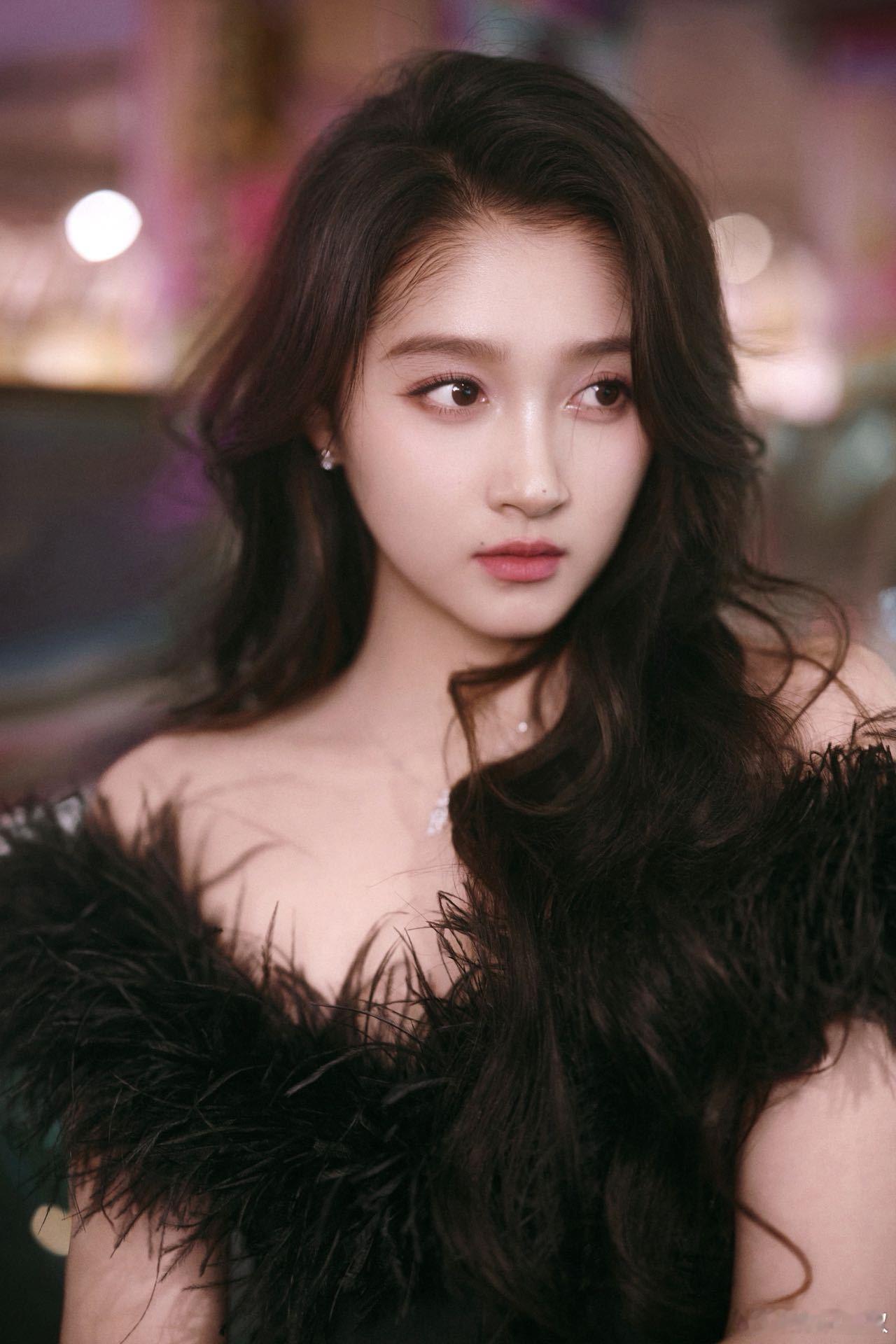 关晓彤跨年妆造 关晓彤浙江卫视跨年晚会造型🈶，身穿黑色特别定制羽毛裙，微光在发