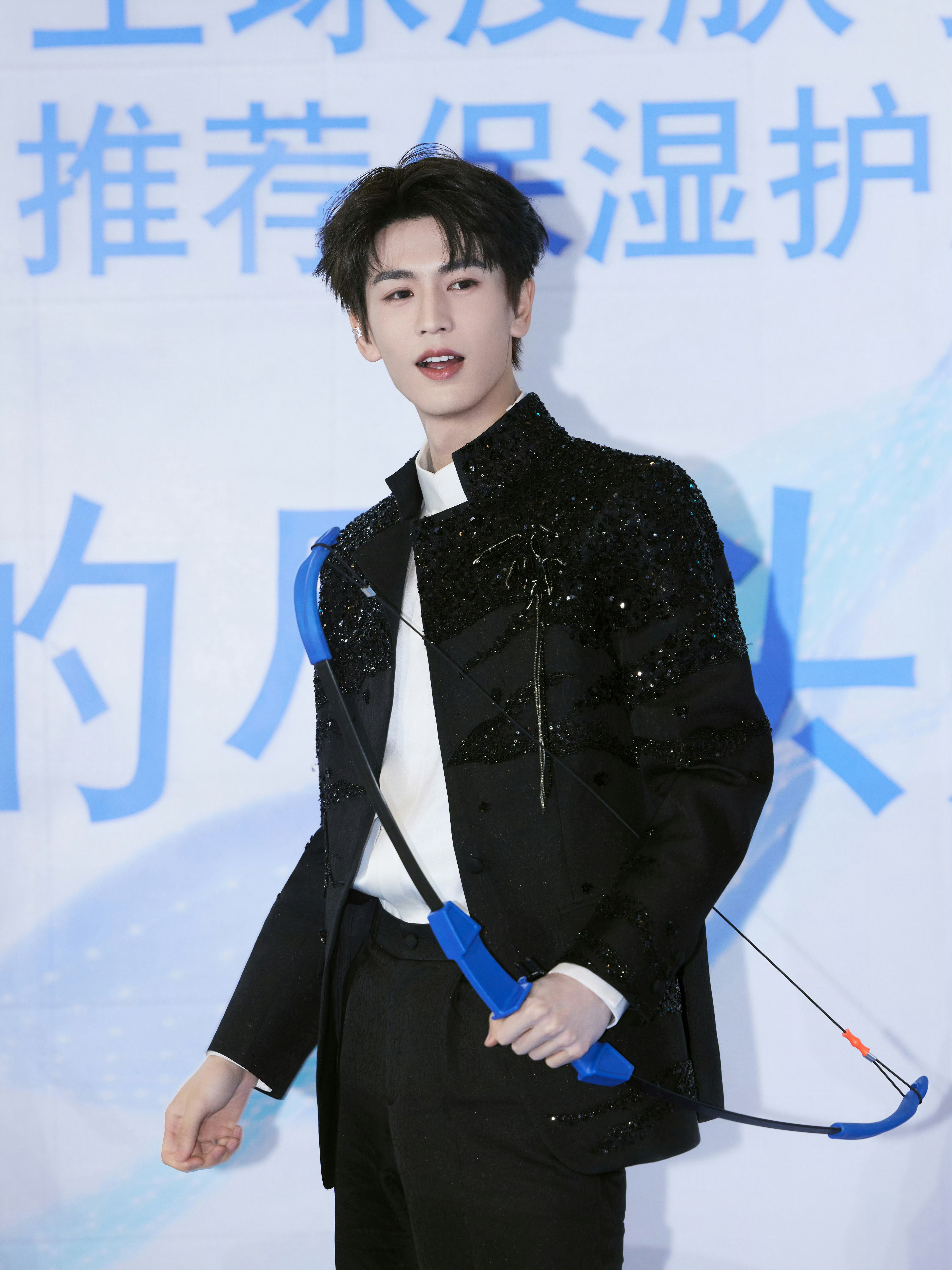 张凌赫 × 今日适乐肤品牌线下活动造型 📸 张凌赫适乐肤线下人气风格大赏